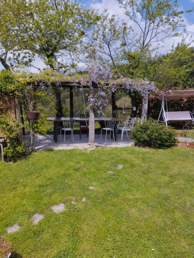 giardino ad uso privato con pergola e tavolo
