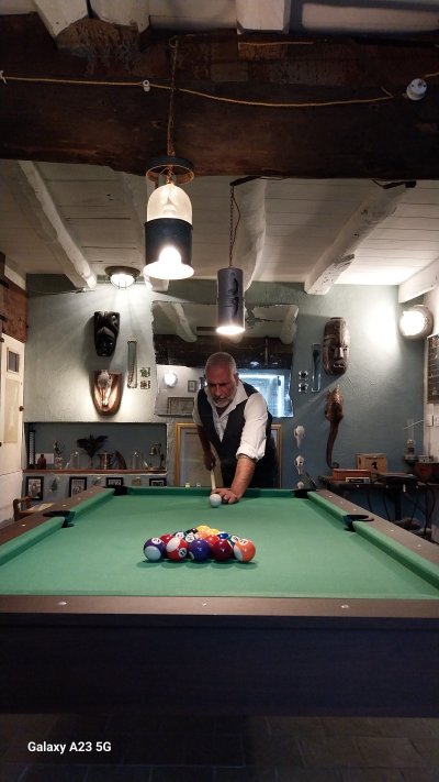 sala giochi con biliardo