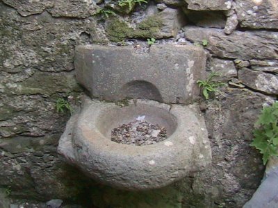 la fontana scolpita nella pietra