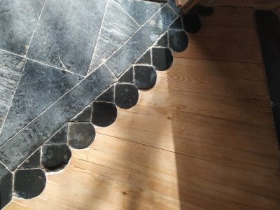 Ardesia e castagno -Dettaglio del soggiorno