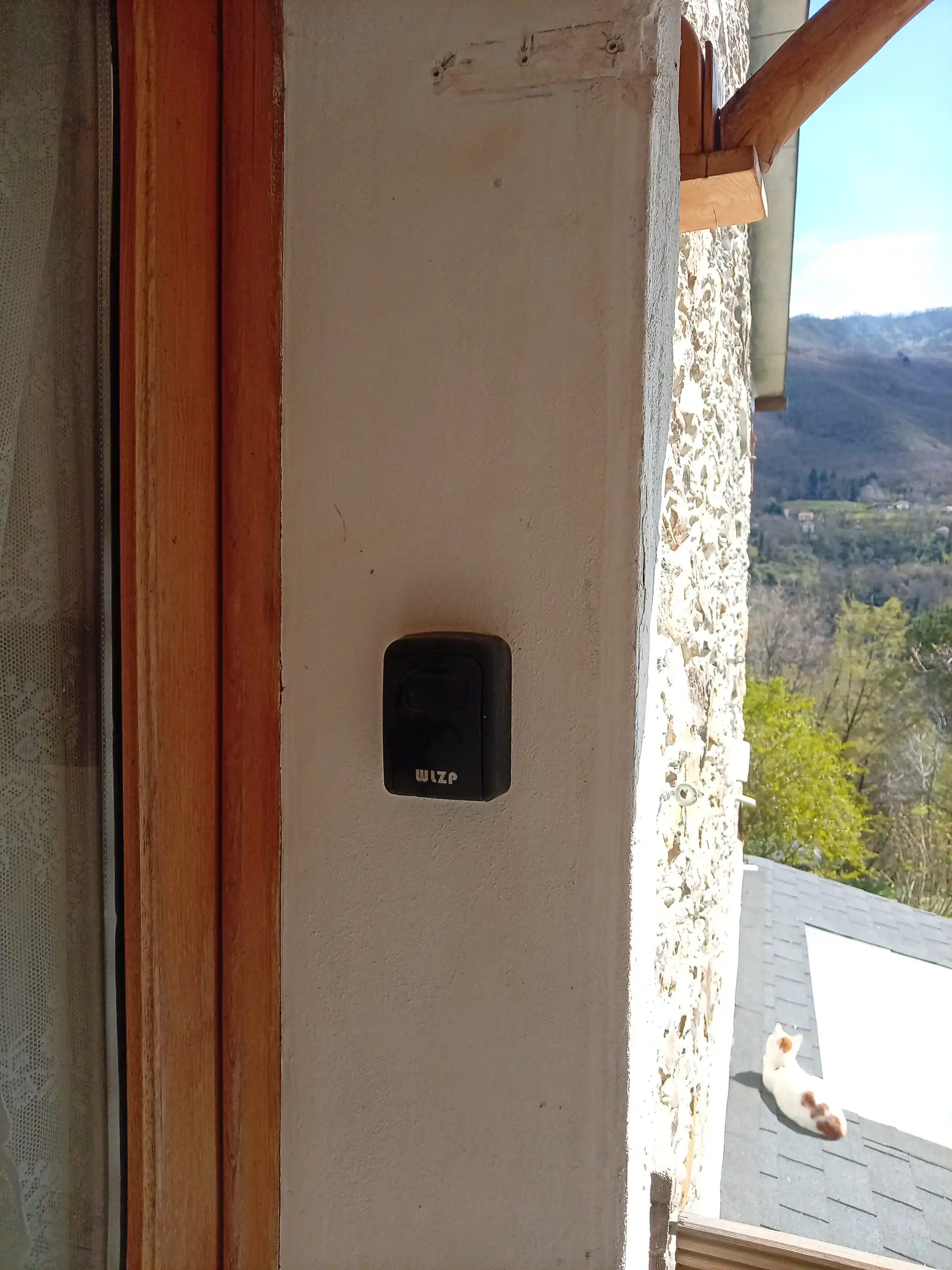 Nel raro caso in cui io non sia ad accogliervi, è possibile il self check in con box chiave vicino all'ingresso. key-box-risultato.webp