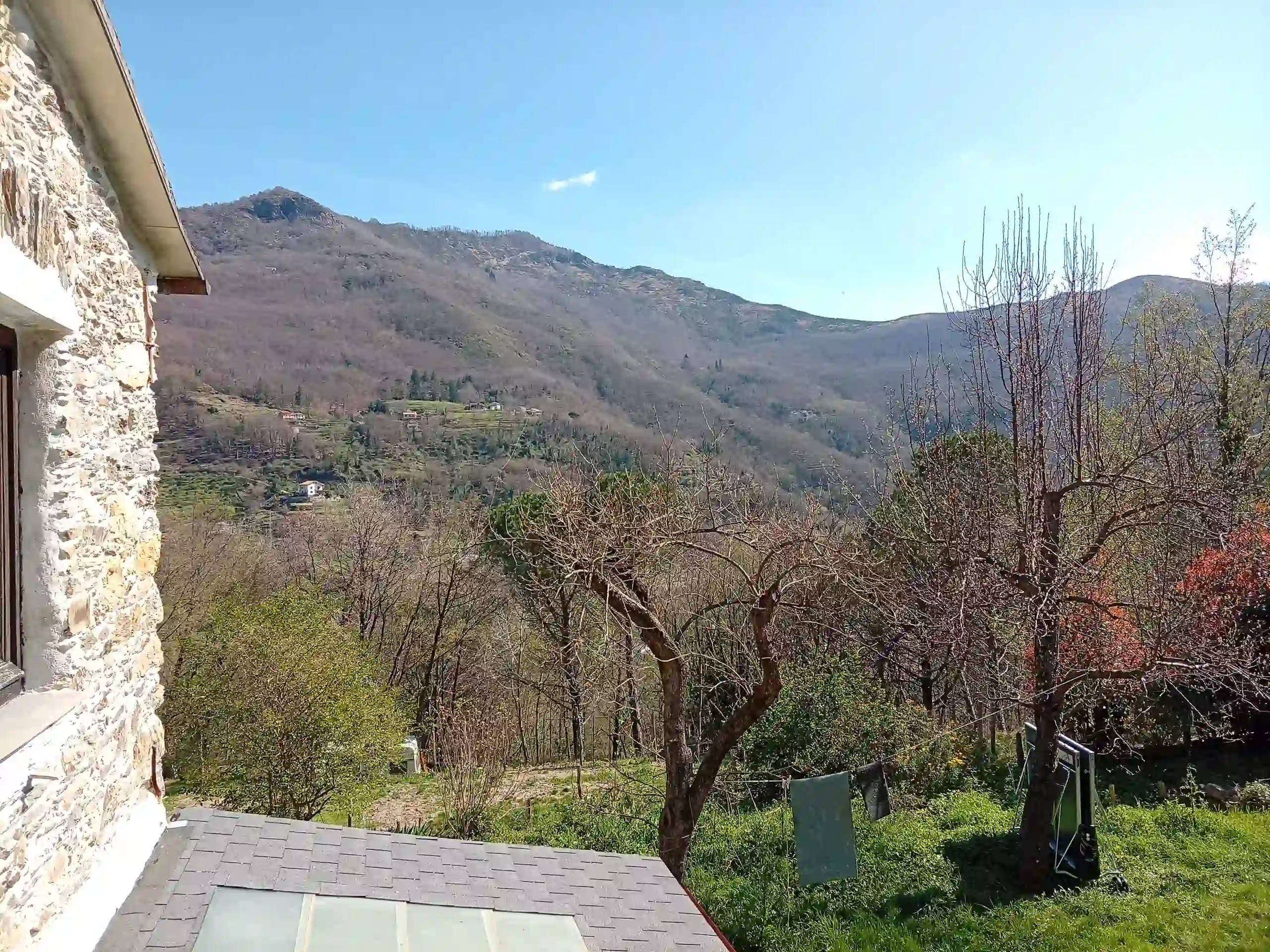 Dal terrazzino: val Neirone e rocca Cavallina panorama 01_risultato.webp